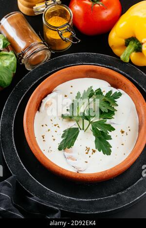 Una varietà di salse tradizionali georgiane per carne e verdure Foto Stock