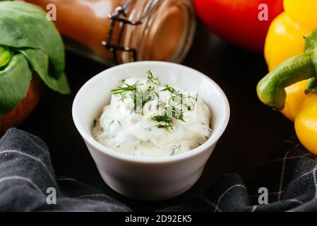 Una varietà di salse tradizionali georgiane per carne e verdure Foto Stock