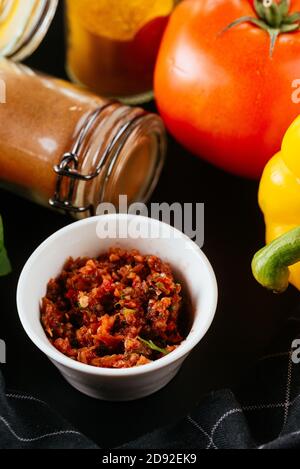 Una varietà di salse tradizionali georgiane per carne e verdure Foto Stock