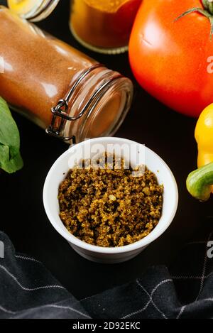 Una varietà di salse tradizionali georgiane per carne e verdure Foto Stock