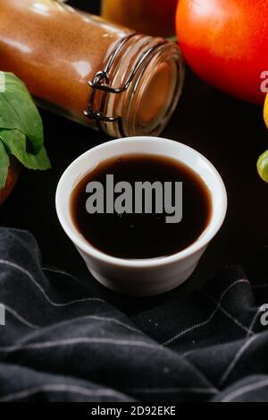 Una varietà di salse tradizionali georgiane per carne e verdure Foto Stock