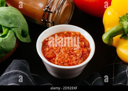 Una varietà di salse tradizionali georgiane per carne e verdure Foto Stock