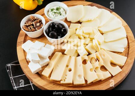 Piatto di formaggi servito con vino, noci e miele Foto Stock
