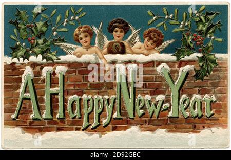 Una cartolina felice di nuovo anno. Una vecchia e vintage cartolina con angeli su un muro di mattoni. Foto Stock