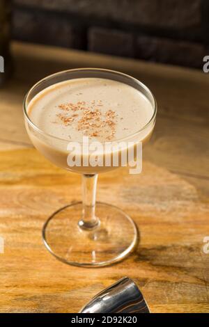 Cocktail boozy rinfrescante Brandy Alexander con Creme de cacao Foto Stock