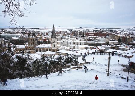 Cattedrale di Burgos neve vista dal castello con la gente in riproduzione Foto Stock