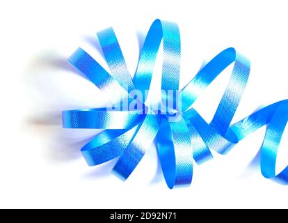 Primo piano di nastro arricciante blu per oggetti d'arte e artigianato da regalo su sfondo bianco, vista dall'alto Foto Stock