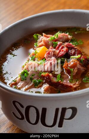 Zuppa con carne di costolette di maiale affumicate, verdure ed erbe Foto Stock