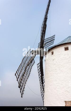 Mulino a torre, struttura tradizionale per la macinazione del mais in campo de Crippana. Castilla la Mancha, Spagna Foto Stock