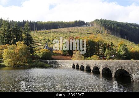 La diga sommersa di Garreg DDU e Caban Coch Reservoir, Elan Valley, Rhayader, Radnorshire, Powys, Galles, Gran Bretagna, Regno Unito, Regno Unito, Europa Foto Stock