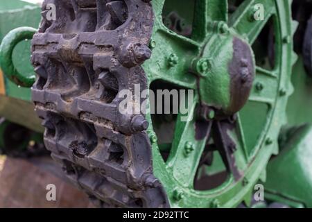 caterpills di un vecchio carro armato primo piano. attrezzature militari antiche Foto Stock