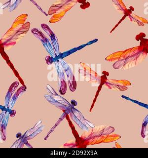 Illustrazione di acquerello i dragonflies di colore differenti in motivo senza giunture su sfondo beige. Design per tessuti, carta da parati, sfondi e imballaggi. Foto Stock