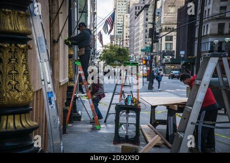 New York City, Stati Uniti. 02 novembre 2020. I negozi di New York City continuano a prepararsi per le possibili elezioni notturne, che si sono imbarcati sulle loro vetrine il 2 novembre 2020. (Foto di Steve Sanchez/Sipa USA) Credit: Sipa USA/Alamy Live News Foto Stock