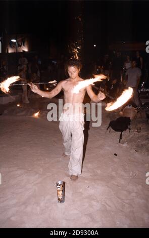 Fuoco poi giocolare al tramonto celebrazioni fuori Cafe Mambo A San Antonio Ibiza Isole Baleari Spagna Foto Stock