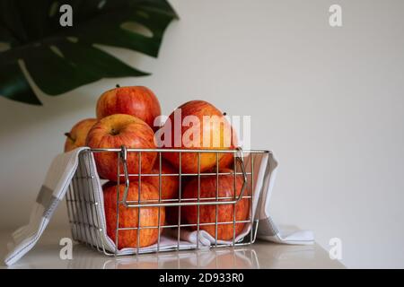 Mazzetto di mele di gala in cestello di filo su sfondo bianco con spazio per la copia. Foto Stock