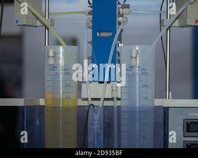 Apparecchiature, cavi e tubazioni situate all'interno di un'azienda industriale che produce latte Foto Stock