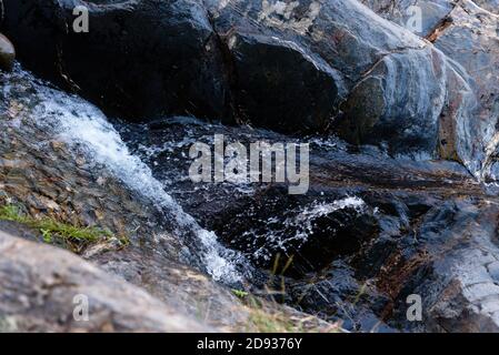 Primo piano di un torrente d'acqua in caduta a Penha Garcia, Protugal Foto Stock