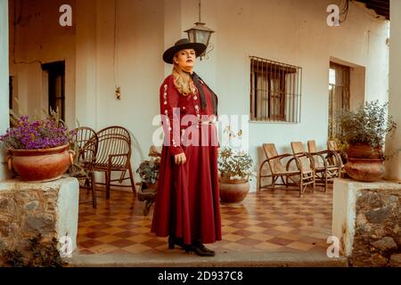 Bellissima ragazza argentina con costume gaucho Foto Stock