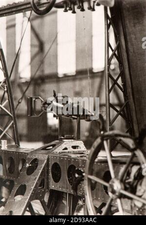 A 20 mm (0,787 pollici) Mitragliatrice montata sulla cabina di un Graf Zeppelin nave aerea Foto Stock