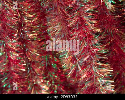Tinsel rosso e oro come sfondo di Natale o sfondo Foto Stock