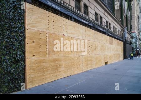 New York City, Stati Uniti. 02 novembre 2020. I negozi di New York City continuano a prepararsi per eventuali disordini notturni alle elezioni salendo a bordo delle finestre. (Foto di Steve Sanchez/Pacific Press) Credit: Pacific Press Media Production Corp./Alamy Live News Foto Stock