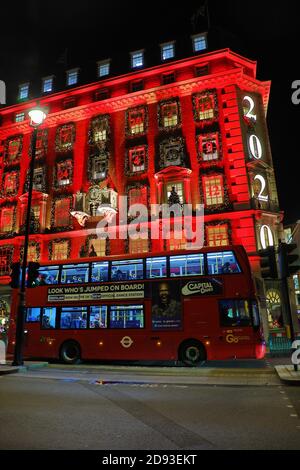 Londra, Regno Unito. 2 Nov 2020. Il grande magazzino Fortnum & Mason di Piccadilly a Londra ha scelto di decorare il suo fronte di negozio come un gigantesco calendario dell'avvento e di evidenziarlo con un gigante 2020. Uno dei negozi di Londra più conosciuti, sembra che stia entrando presto con le sue decorazioni per portare la folla prima che inizi il blocco. Credit: Paul Brown/Alamy Live News Foto Stock