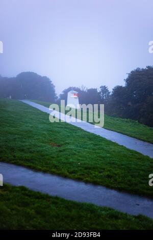 Un pomeriggio misterioso, Misty sulla collina occidentale a Hastings, Sussex Foto Stock