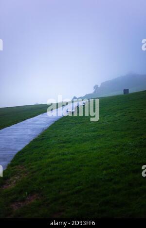 Un pomeriggio misterioso, Misty sulla collina occidentale a Hastings, Sussex Foto Stock