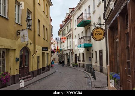 Edifici storici e strada acciottolata nella città vecchia, Vilnius, Lituania Foto Stock