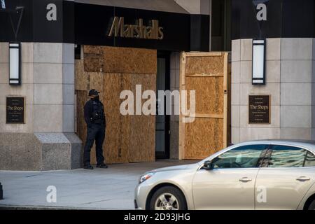 Washington, Stati Uniti. 2 Nov 2020. Il responsabile della sicurezza di fronte all'ingresso al negozio Marshalls in preparazione di possibili rivolte elettorali a Washington, DC, USA. Credit: Yuriy Zahvoyskyy/ Alamy Live News Foto Stock