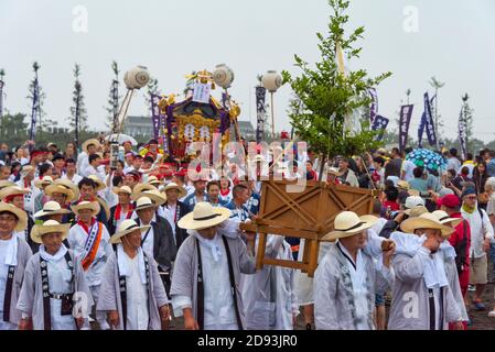 Parata con i santuari portatili shintoes che celebrano il Festival di Hamaori, Chigasaki, Prefettura di Kanagawa, Giappone Foto Stock