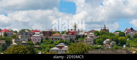 Un palazzo che ricorda la Basilica di San Pietro in Vaticano e le case fiammeggianti sulla collina Gitsy, Soroca, Moldova Foto Stock