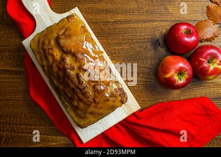 Pane di mela con glassa di sidro di mela Foto Stock