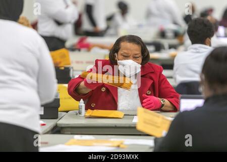 Detroit, Michigan, Stati Uniti. 2 Nov 2020. Il giorno prima delle elezioni presidenziali del 2020, i lavoratori del Dipartimento delle elezioni di Detroit pre-elaborano i voti degli assenti per prepararli a contare sul giorno delle elezioni. Credit: Jim West/Alamy Live News Foto Stock