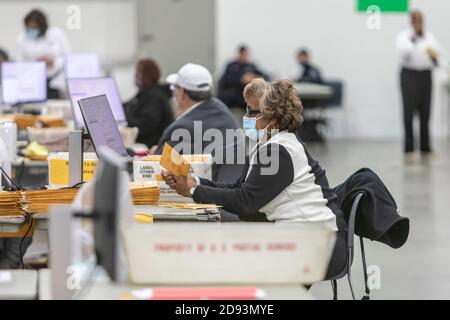 Detroit, Michigan, Stati Uniti. 2 Nov 2020. Il giorno prima delle elezioni presidenziali del 2020, i lavoratori del Dipartimento delle elezioni di Detroit pre-elaborano i voti degli assenti per prepararli a contare sul giorno delle elezioni. Credit: Jim West/Alamy Live News Foto Stock