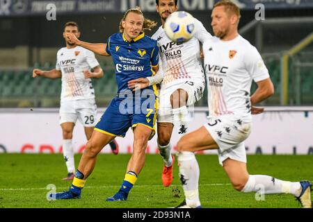 Verona, Italia. 2 Nov 2020. Verona, Italia, Stadio Marcantonio Bentegodi, 02 Nov 2020, Antonin Barak (Hellas Verona) segna un gol 2-1 durante Hellas Verona vs Benevento Calcio - Calcio italiano Serie A match - Credit: LM/Ettore Griffoni Credit: Ettore Griffoni/LPS/ZUMA Wire/Alamy Live News Foto Stock