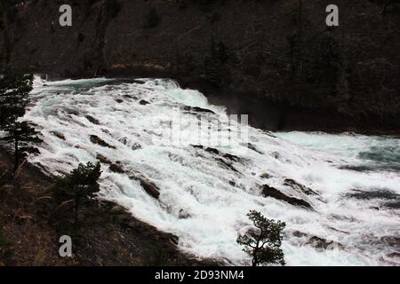 Una vista mozzafiato di Bow Falls, situato nel cuore della città di Banff, Alberta, Canada. Foto Stock