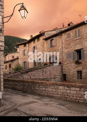 Scorcio di Gubbio, borgo medievale in provincia di Perugia. Foto Stock