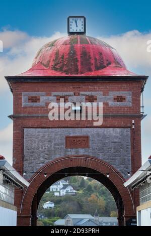 La cupola rossa della North Pier Clock Tower costruita nel 1927, Oban, Scozia, Regno Unito Foto Stock