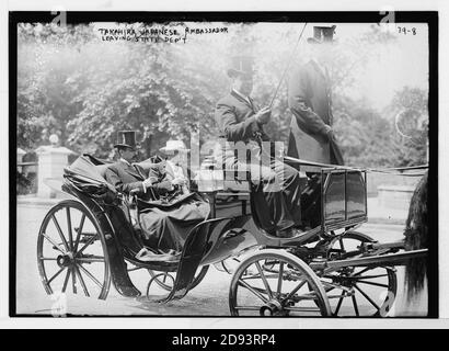 K. Takahire, ambasciatore giapponese, lasciando il Dipartimento di Stato nel carro con il gentiluomo non identificato, Washington Foto Stock