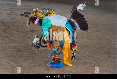 Bambini nativi americani che indossano abiti tradizionali danzanti, Omak, Washington state, USA Foto Stock