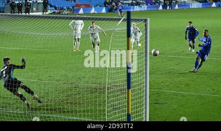 Gli Youri Tielemans di Leicester City segnano il quarto gol della partita dal punto di penalità durante la partita della Premier League a Elland Road, Leeds. Foto Stock