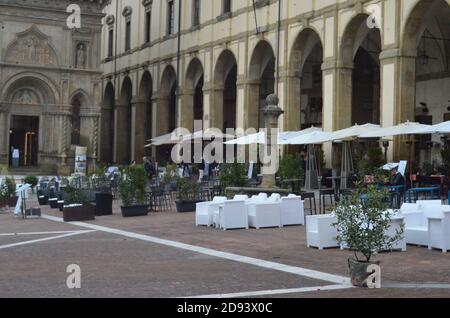 Arezzo, Italia. 2 Nov 2020. (INT) i crescenti casi di Covid-19 fanno desertare alcune città italiane. 2 novembre 2020, Arezzo, Italia: La seconda ondata di Covid-19 è preoccupante a causa dell'aumento dei casi. In Lombardia, 8,607 nuovi casi positivi, in Campania 3,860, 2,300 in Veneto, quasi 700 nelle Marche, 2,379 infezioni in Toscana e Arezzo, la città che ha ambiato il film 'la vita è bella' che è quasi deserta. Il governo Conte è pronto per un nuovo decreto con nuove misure restrittive da varare questa settimana.Credit: Josi Donelli/Thenews2 (Credit Image: © Josi do Foto Stock