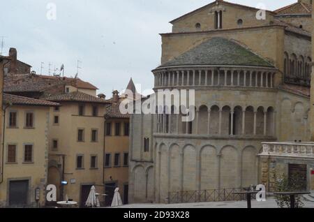 Arezzo, Italia. 2 Nov 2020. (INT) i crescenti casi di Covid-19 fanno desertare alcune città italiane. 2 novembre 2020, Arezzo, Italia: La seconda ondata di Covid-19 è preoccupante a causa dell'aumento dei casi. In Lombardia, 8,607 nuovi casi positivi, in Campania 3,860, 2,300 in Veneto, quasi 700 nelle Marche, 2,379 infezioni in Toscana e Arezzo, la città che ha ambiato il film 'la vita è bella' che è quasi deserta. Il governo Conte è pronto per un nuovo decreto con nuove misure restrittive da varare questa settimana.Credit: Josi Donelli/Thenews2 (Credit Image: © Josi do Foto Stock