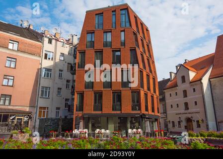 Nuovo edificio residenziale in stile architettonico in armonia con la città vecchia, riga, Lettonia Foto Stock