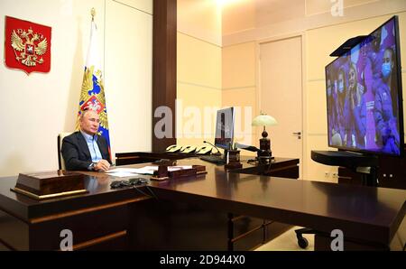 Mosca, Russia. 02 novembre 2020. Il presidente russo Vladimir Putin, tiene una videoconferenza con i finalisti del concorso nazionale Bolshaya Peremena per gli studenti della sua residenza a Novo-Ogaryovo il 2 novembre 2020 fuori Mosca, Russia. Putin sta organizzando riunioni per teleconferenza dalla sua residenza a causa della pandemia del coronavirus COVID-19. Credit: Alexei Druzhinin/Kremlin Pool/Alamy Live News Foto Stock