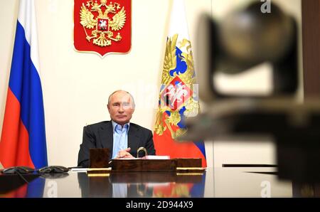 Mosca, Russia. 02 novembre 2020. Il presidente russo Vladimir Putin, tiene una videoconferenza con i finalisti del concorso nazionale Bolshaya Peremena per gli studenti della sua residenza a Novo-Ogaryovo il 2 novembre 2020 fuori Mosca, Russia. Putin sta organizzando riunioni per teleconferenza dalla sua residenza a causa della pandemia del coronavirus COVID-19. Credit: Alexei Druzhinin/Kremlin Pool/Alamy Live News Foto Stock