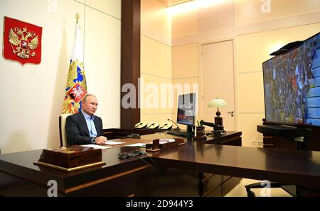 Mosca, Russia. 02 novembre 2020. Il presidente russo Vladimir Putin, tiene una videoconferenza con i finalisti del concorso nazionale Bolshaya Peremena per gli studenti della sua residenza a Novo-Ogaryovo il 2 novembre 2020 fuori Mosca, Russia. Putin sta organizzando riunioni per teleconferenza dalla sua residenza a causa della pandemia del coronavirus COVID-19. Credit: Alexei Druzhinin/Kremlin Pool/Alamy Live News Foto Stock