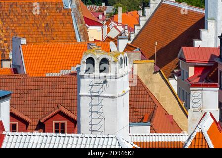 Tetti rossi di edifici storici nella città vecchia, Tallinn, Estonia Foto Stock