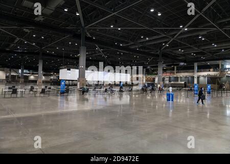 Seattle, Stati Uniti. 2 Nov 2020. Il CenturyLink Field Event Center in centro, aperto per le votazioni di persona. Credit: James Anderson/Alamy Live News Foto Stock